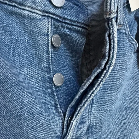 Universal Thread Women's Mid Rise 80’s slim leg, button fly light wash - Picture 8 of 9